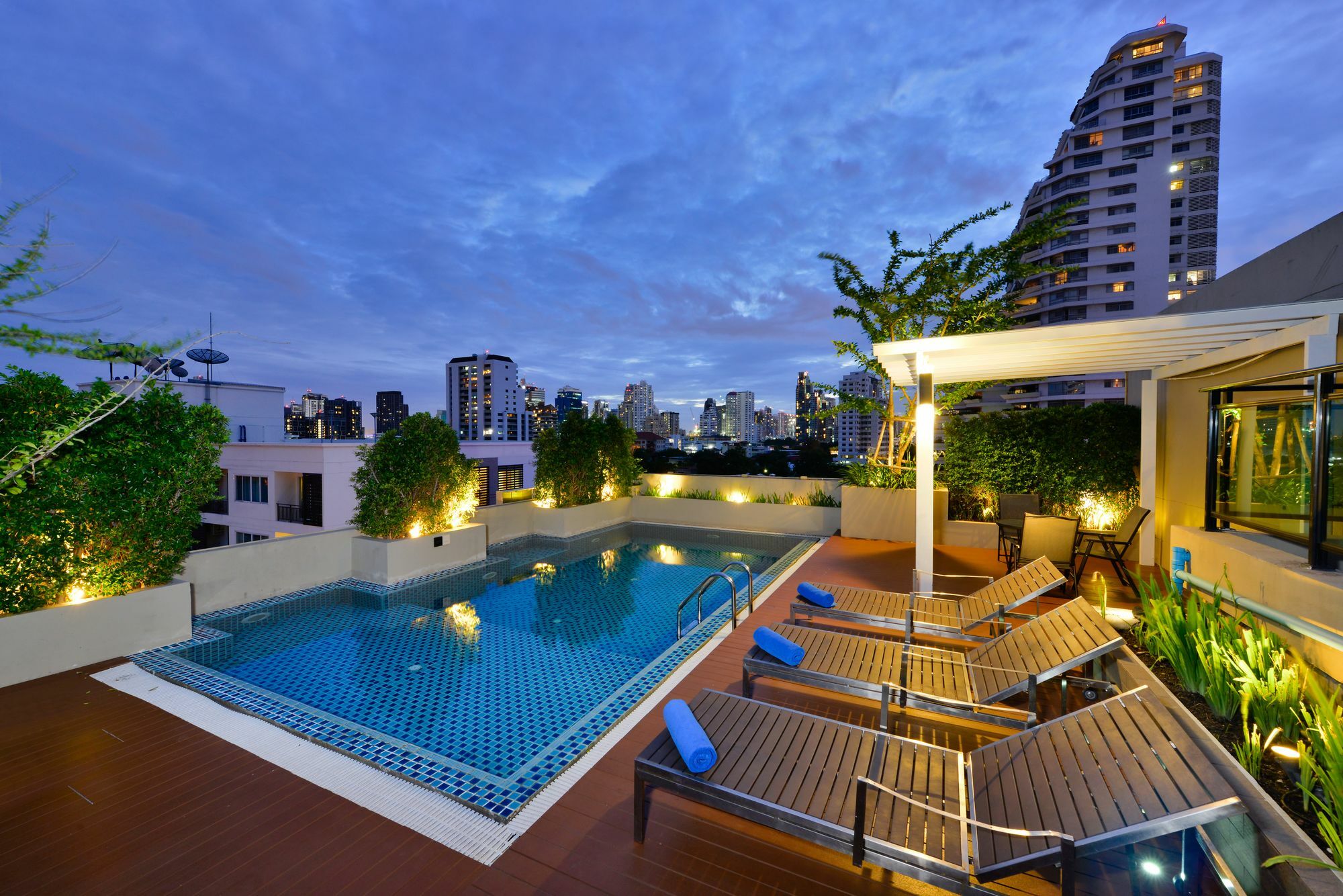 Ten Ekamai Suites By Aspira - Sha Certified 방콕 외부 사진
